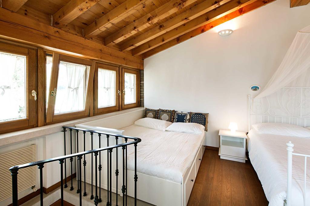 ロナート Antico Cascinale Lombardo Bed & Breakfast エクステリア 写真