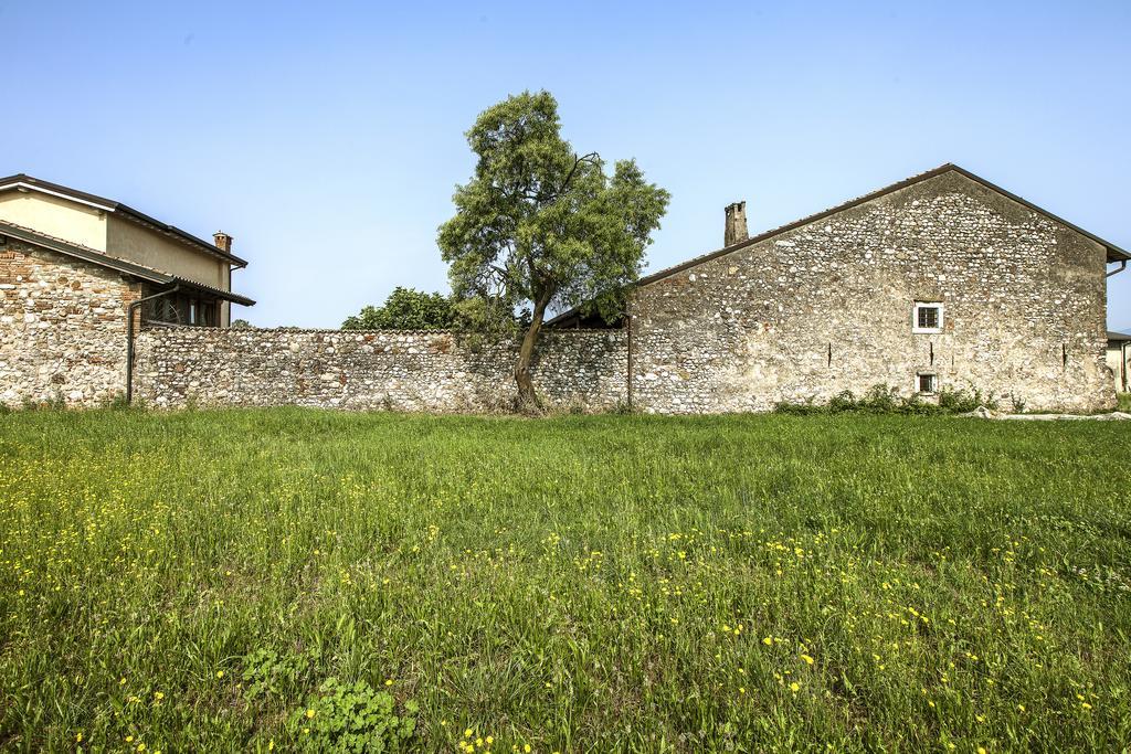 ロナート Antico Cascinale Lombardo Bed & Breakfast エクステリア 写真